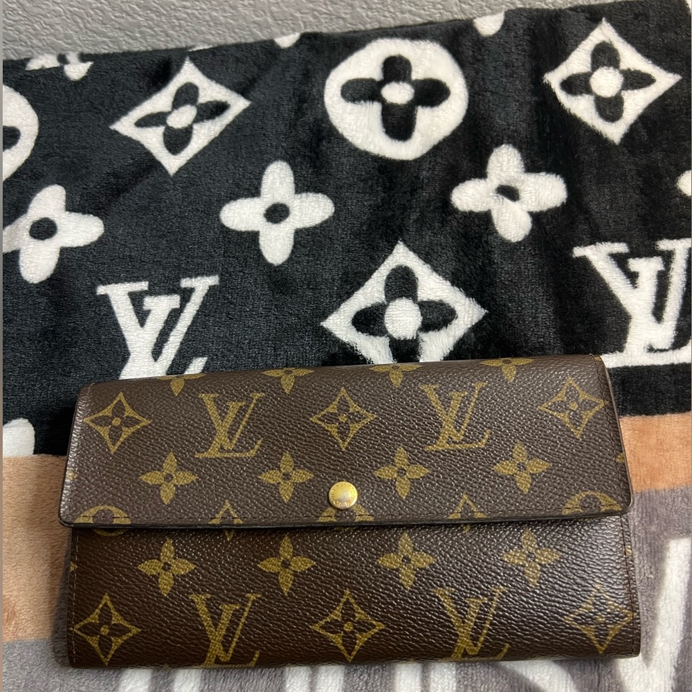 Authentic Louis Vuitton Sarah Wallet. Good condition, no cracks, normal wear.